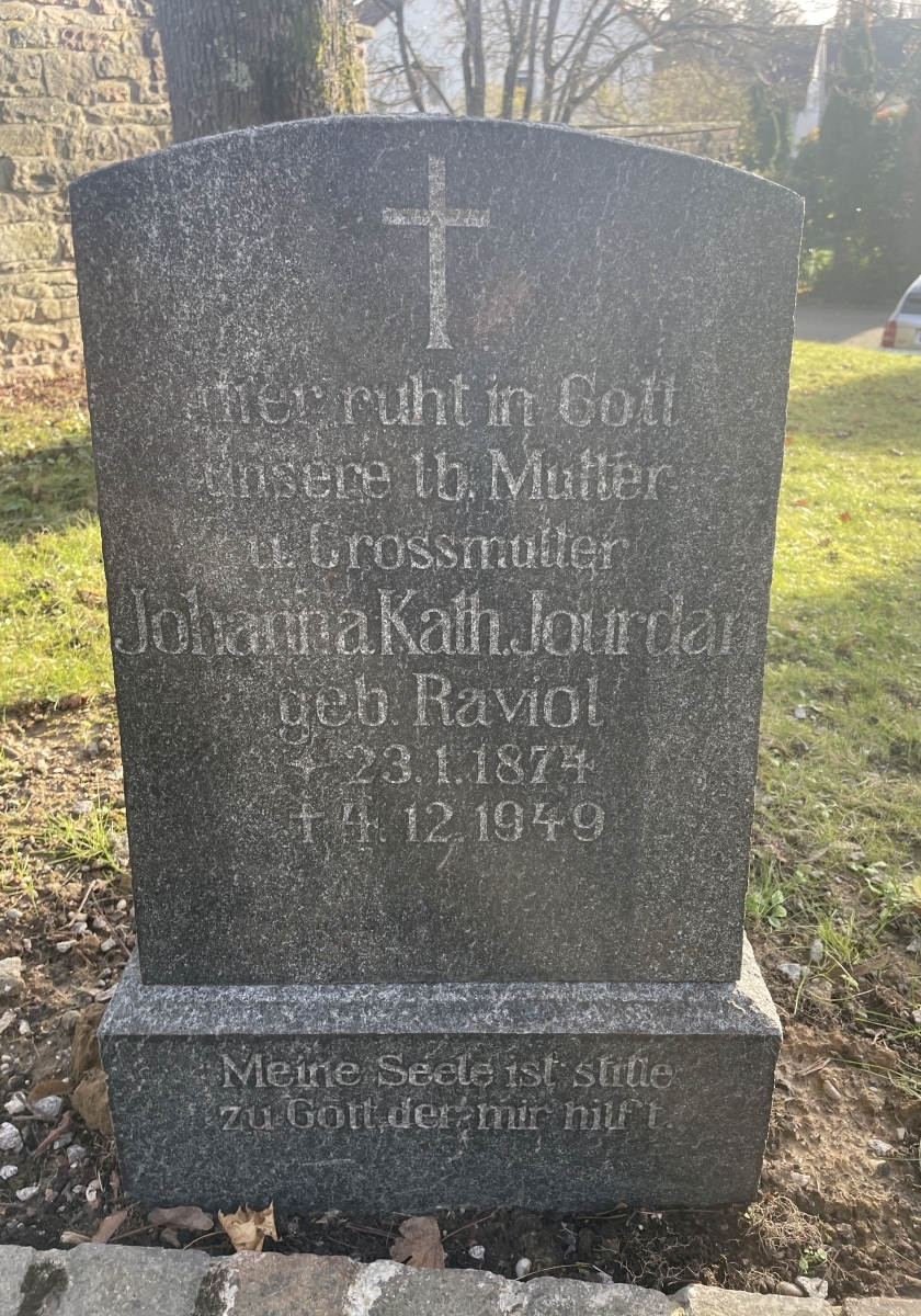 Waldenserweg Palmbach "Platz der Erinnerung" Grabstein von Johanna Katharina JOURDAN, geb. RAVIOL.