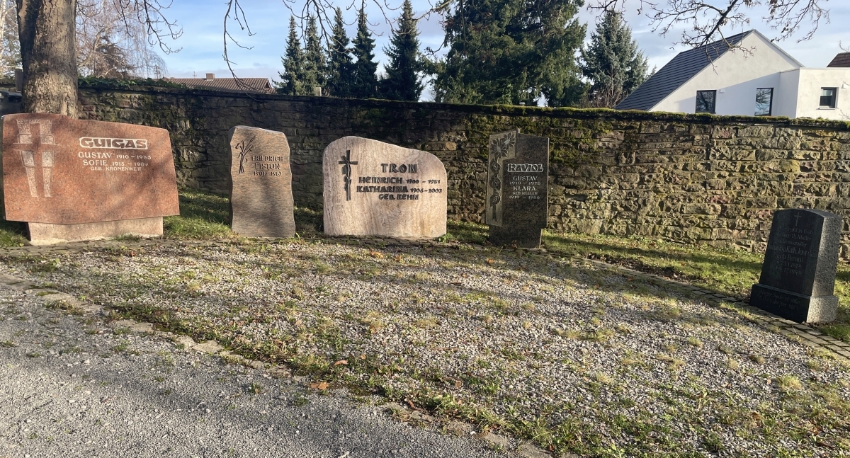 Waldenserweg Palmbach. Friedhof, Platz der Erinnerung - Sammlung von Grabmalen mit Waldensernamen Waldenserweg Palmbach. Friedhof, Platz der Erinnerung - Sammlung von Grabmalen mit Waldensernamen