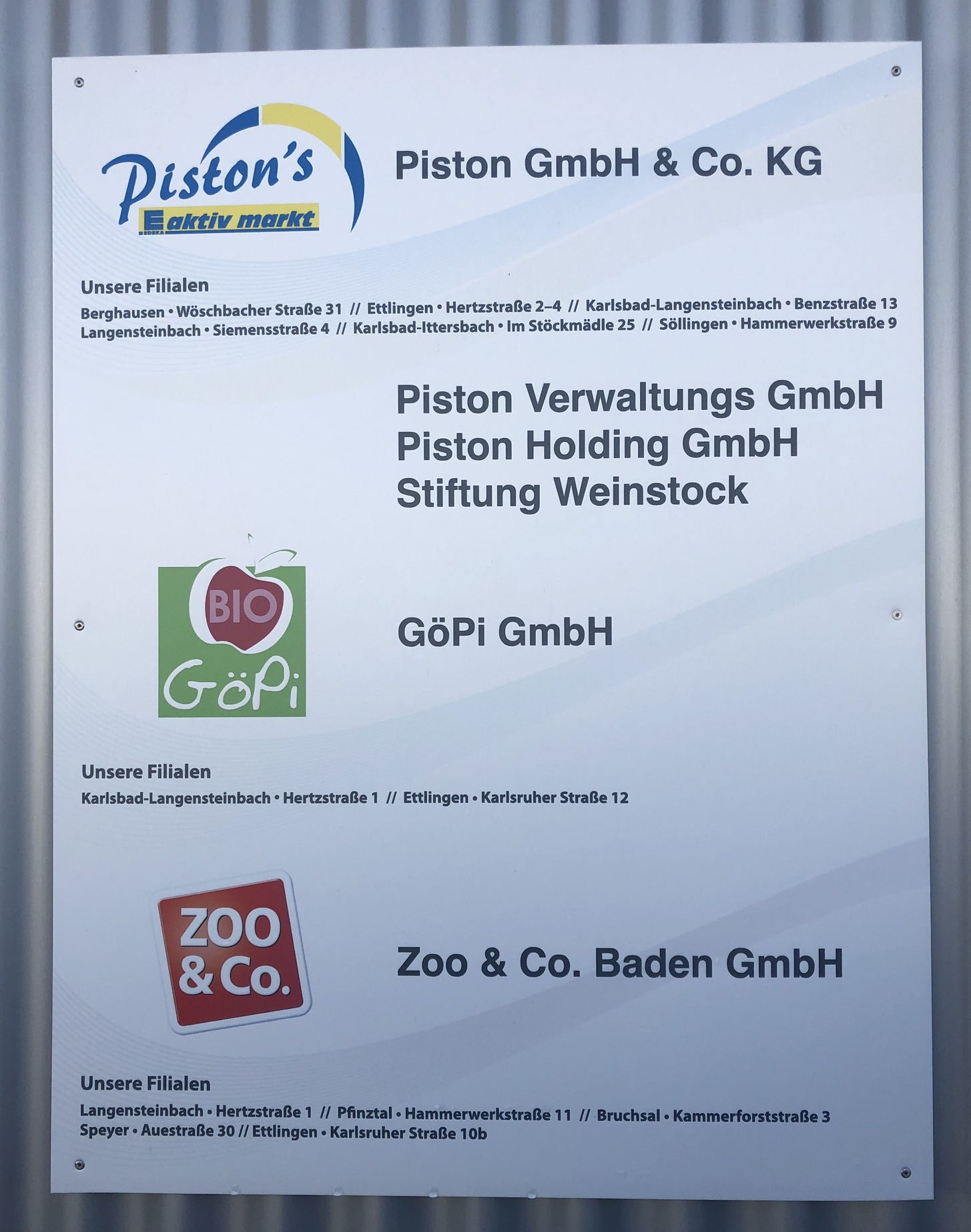 Firmenschild der Firma Piston an der Firmenzentrale in Karlsbad-Ittersbach